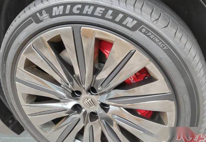 皇冠体育平台_丰田皇冠全新SUV到店实拍皇冠体育平台!国产与汉兰达同平台打造