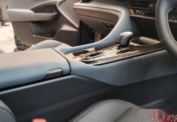 皇冠体育平台_丰田皇冠全新SUV到店实拍皇冠体育平台!国产与汉兰达同平台打造