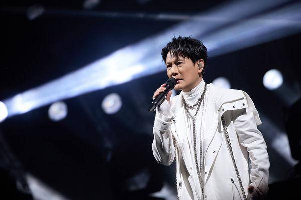 皇冠信用网登1_张信哲宣布首登鸟巢开唱皇冠信用网登1! 成同期歌手第1人