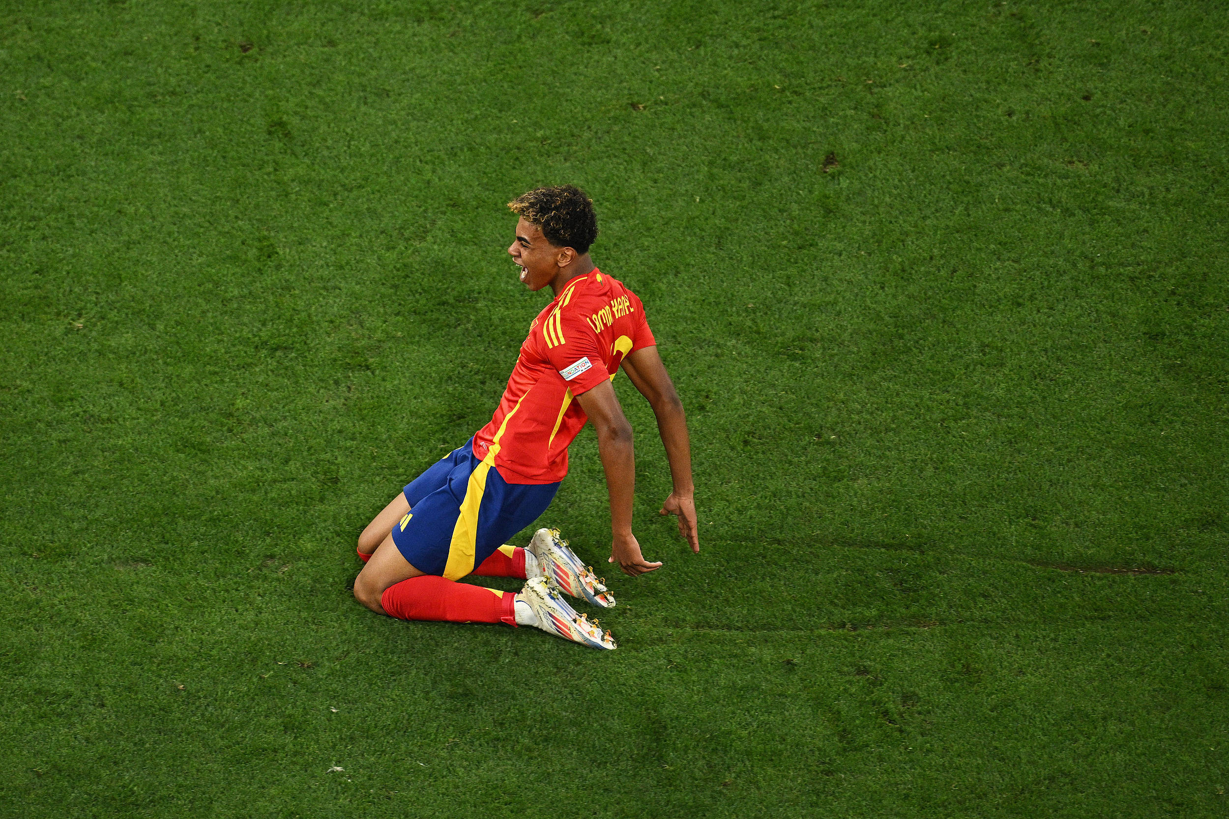 西班牙2:1法国_早安·世界|西班牙2-1逆转法国挺进欧洲杯决赛