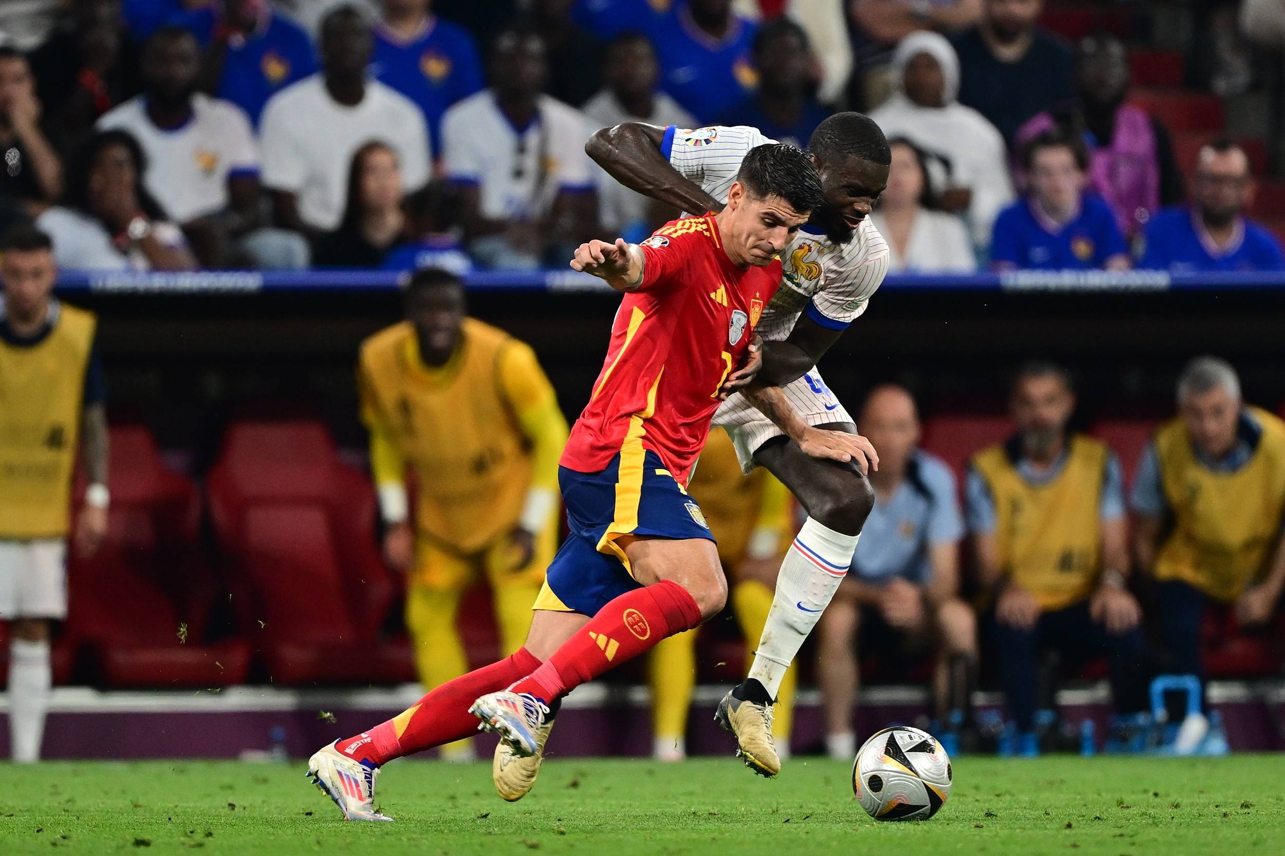 西班牙2:1法国_早安·世界|西班牙2-1逆转法国挺进欧洲杯决赛