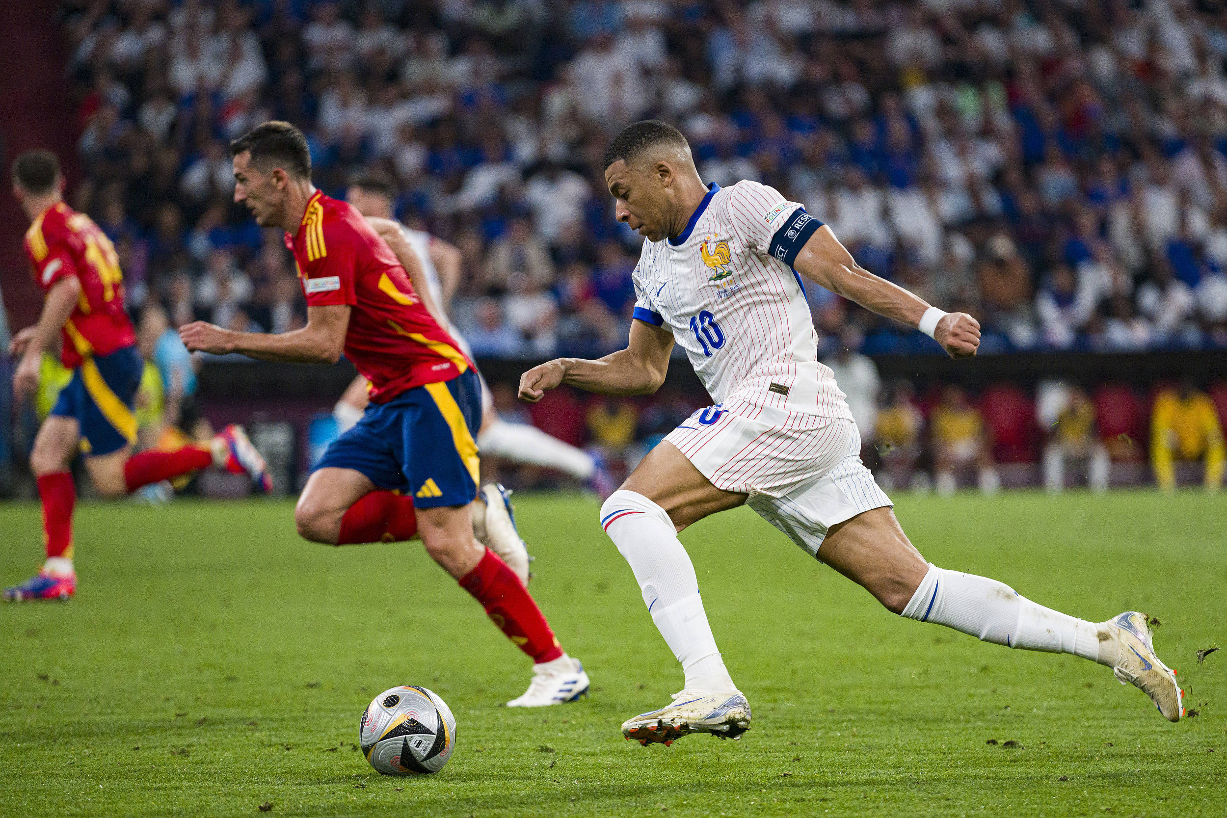 西班牙2:1法国_早安·世界|西班牙2-1逆转法国挺进欧洲杯决赛