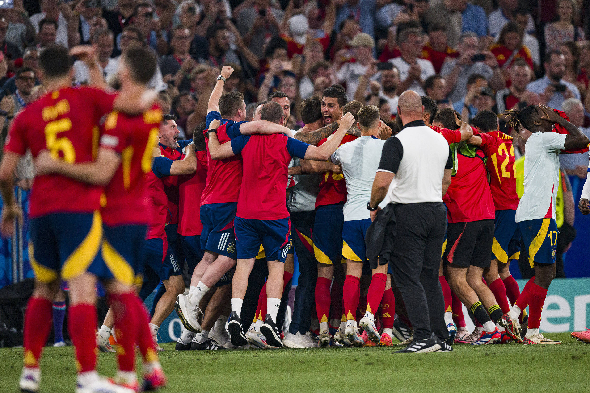 西班牙2:1法国_早安·世界|西班牙2-1逆转法国挺进欧洲杯决赛