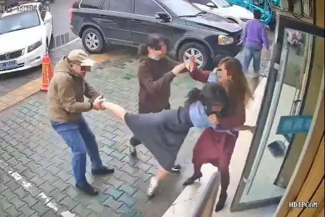 皇冠abcd类型网_退休公职人员因停车纠纷暴力伤人?警方通报:伤者被打成轻伤一级皇冠abcd类型网,两人行拘