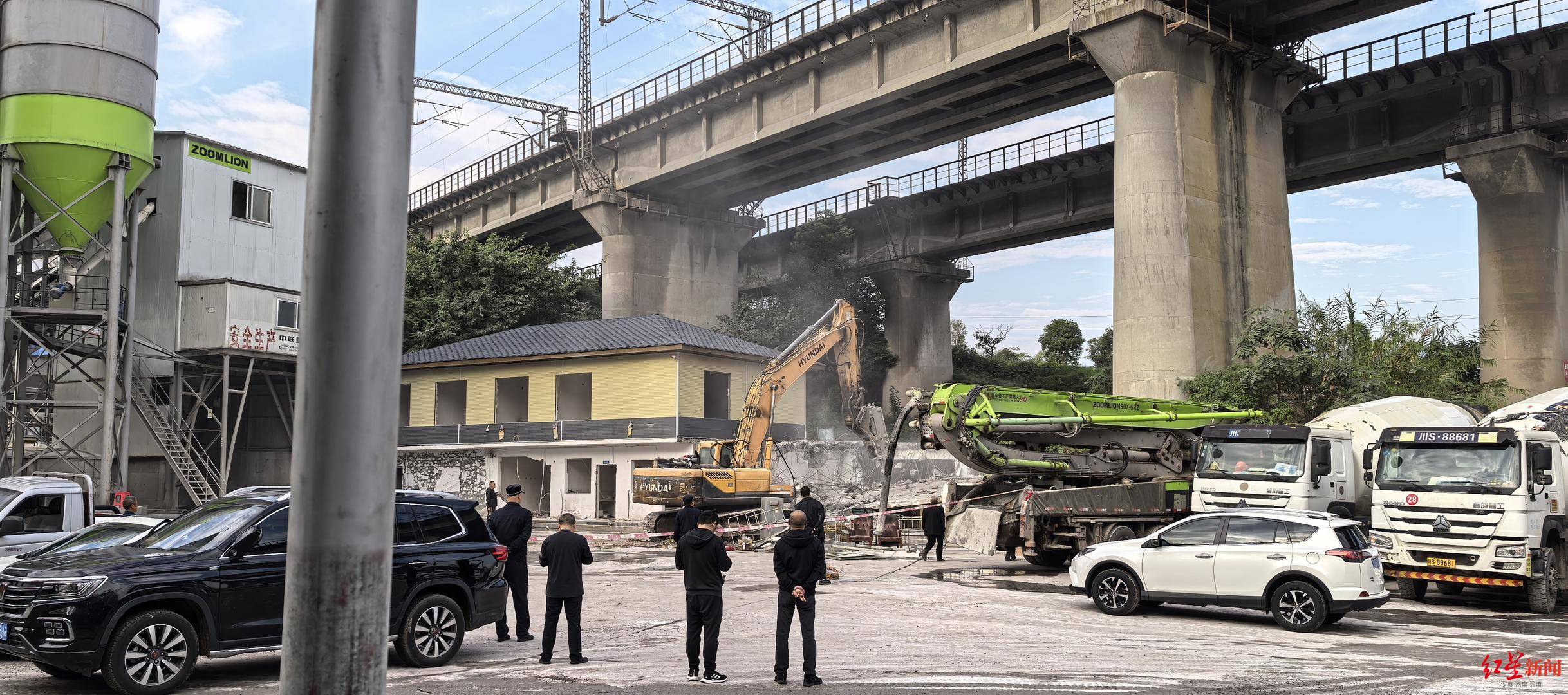 皇冠信用开号_达州一铁路桥下有两家混凝土生产企业令市民忧心:其中一企业违建已全部拆除