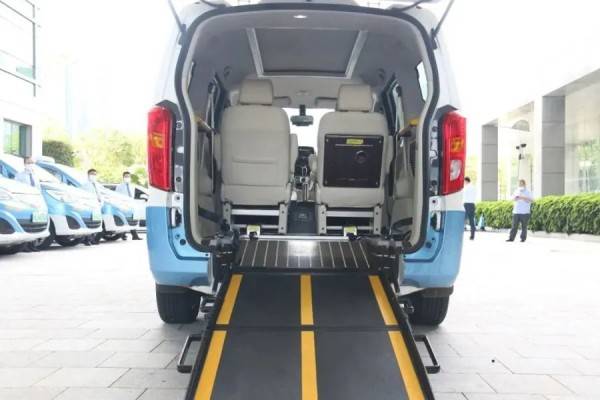 皇冠信用網代理流程_上海阿姨心里苦:我老公无法站立皇冠信用網代理流程,还被无情拒绝!本市街头已有200辆,但预约难、门槛高