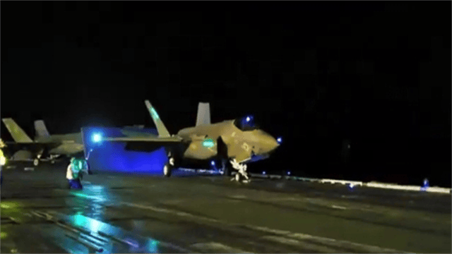 皇冠信用网代理_美航母又被打了!2艘驱逐舰见势不妙皇冠信用网代理,直接躲中国海军编队中