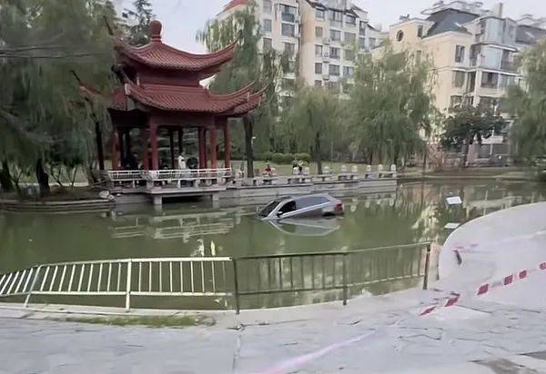 皇冠信用网出租_事发上海一小区!男子倒车时皇冠信用网出租,突然冲入景观河……