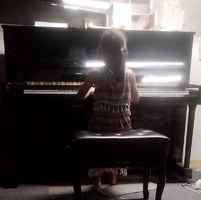 皇冠信用网出租_“蹭跑”全马女孩父亲承认违规:女儿10岁已练跑步3年