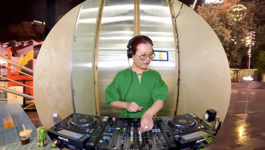 皇冠信用网会员注册网址_太潮了!53岁杭州退休阿姨当DJ皇冠信用网会员注册网址,带着年轻人一起蹦迪