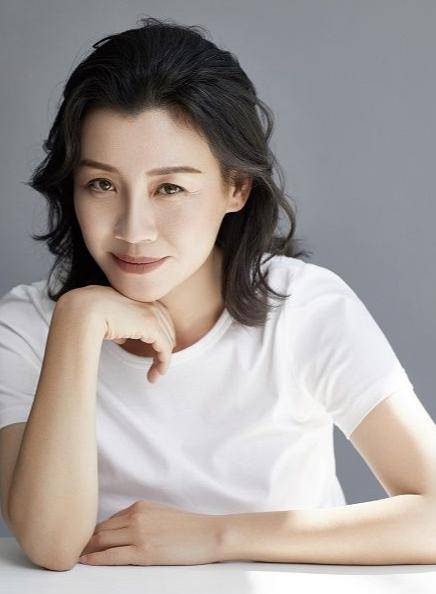 皇冠信用网会员注册_她本是阔太太皇冠信用网会员注册,被导演喊来临时救场,却意外走红,50岁片约不断