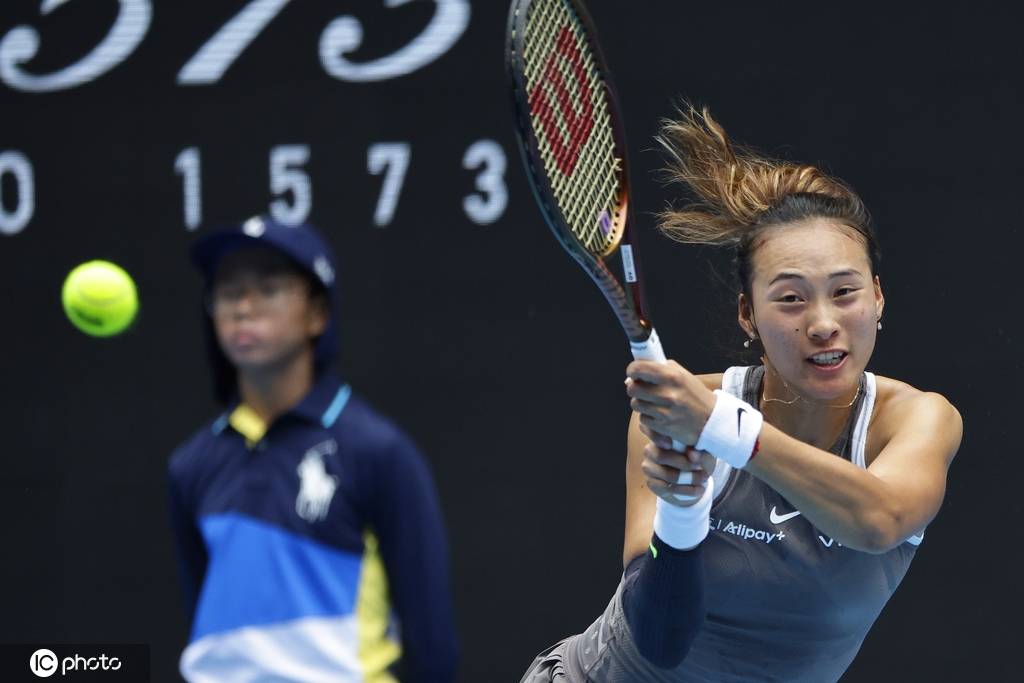 皇冠代理注册网址_爆冷皇冠代理注册网址!郑钦文0-2遭36岁德国老将横扫 止步澳网次轮