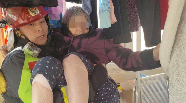 Hga039账号注册_惊险!北京西城一93岁老奶奶Hga039账号注册,卡在防盗窗里摇摇欲坠……