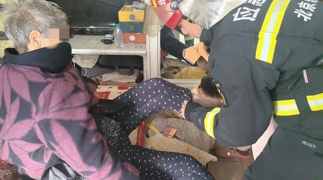 Hga039账号注册_惊险!北京西城一93岁老奶奶Hga039账号注册,卡在防盗窗里摇摇欲坠……