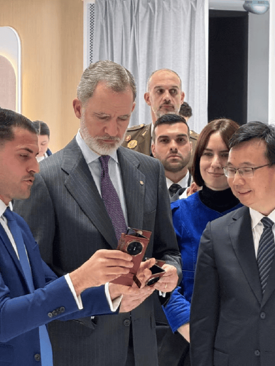 皇冠官网app_华为三折叠惊艳西班牙国王! 中国手机欧洲亮剑皇冠官网app,唯独OPPO和vivo两巨头“消失”,小米荣耀秀肌肉,争媒体团