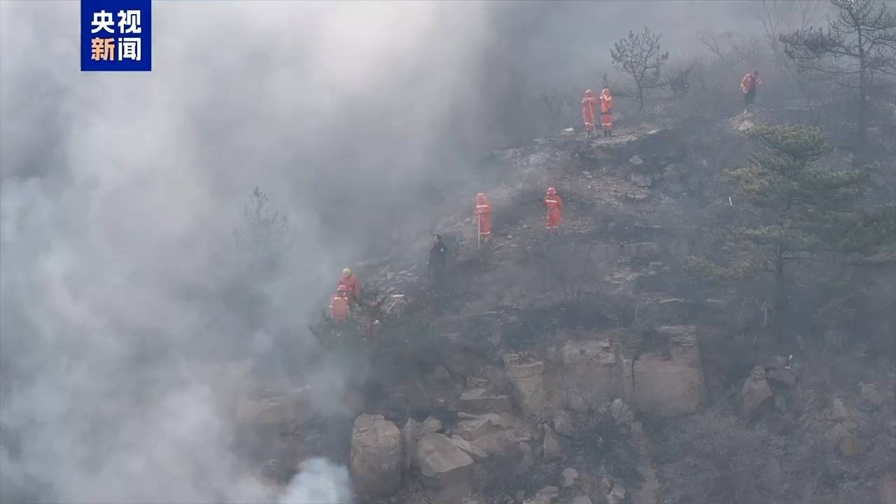 怎么申请皇冠信用盘
_山西阳泉李家山火情:悬崖上用灭火弹扑救零星燃点