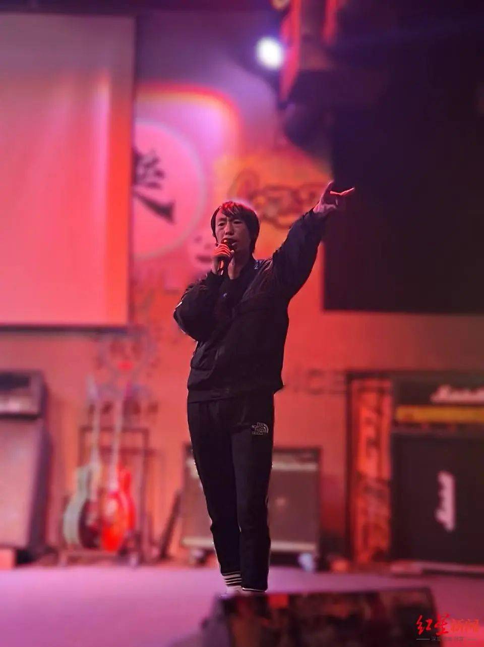 皇冠信用盘代理
_知名歌手复出皇冠信用盘代理
!曾被强制送进精神病院