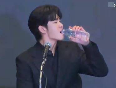 皇冠信用网出租足球
_金秀贤为何在记者会上多次喝水皇冠信用网出租足球
，网友请DeepSeek解读