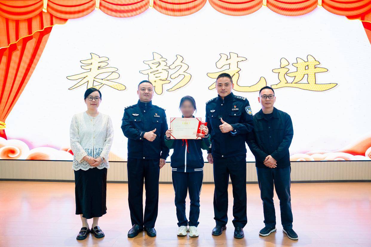 皇冠信用網出租
_杭州一学生网购讲义夹皇冠信用網出租
,包裹里竟藏着8万元现金,背后涉及一场诈骗