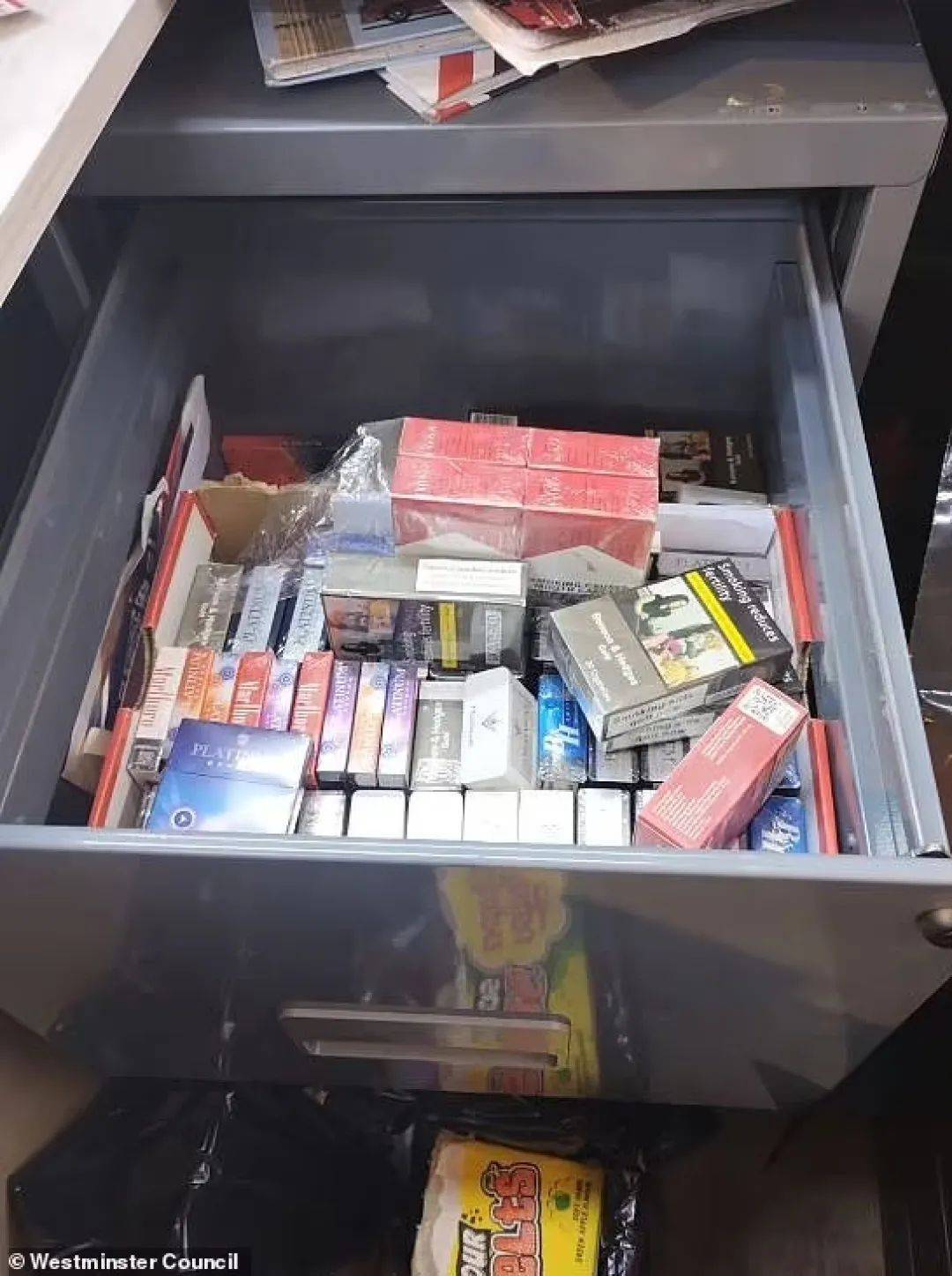 如何申请皇冠信用盘
_英国一糖果店有隐藏通道如何申请皇冠信用盘
,游客给近9000元才能进去,里面都是假货