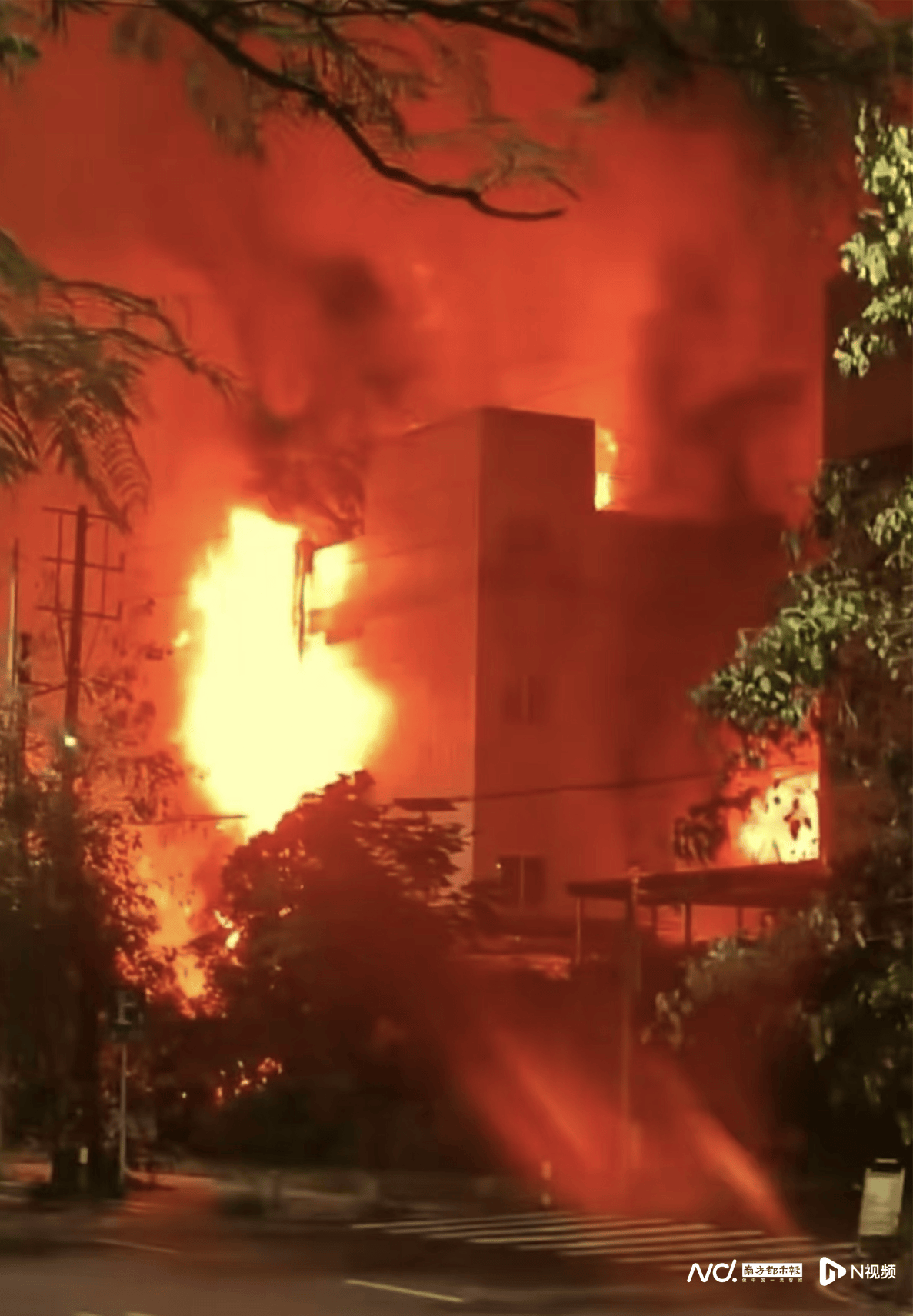 皇冠信用网
_昨夜皇冠信用网
,中山一公司突发大火, 事发时火光冲天