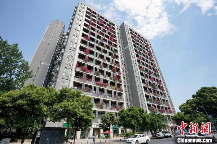 皇冠信用网哪里申请
_成都一栋30层高居民楼被三角梅扮靓