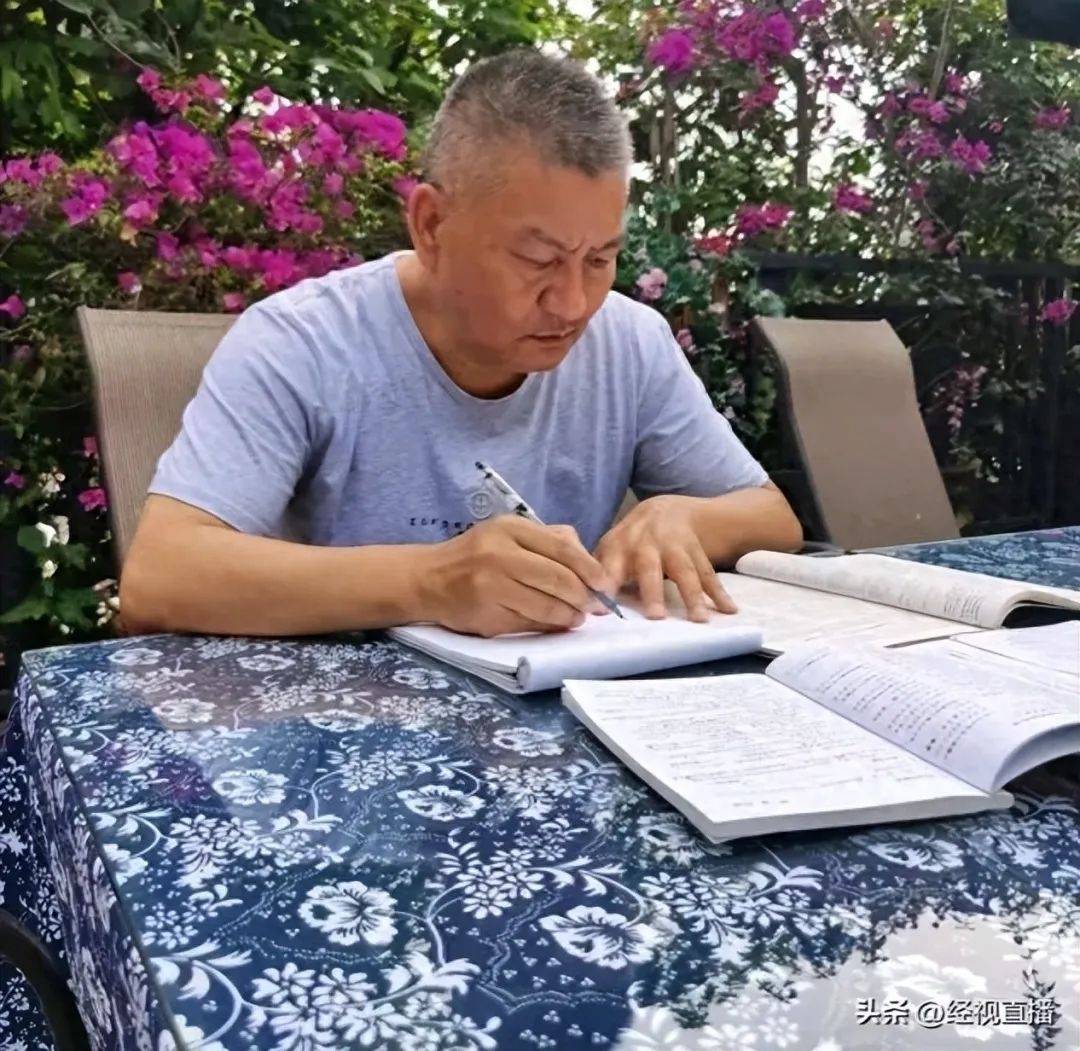 皇冠信用网登1
_58岁梁实备战第29次高考皇冠信用网登1
,谈多次落榜:31岁已赚100万,也许用光前半生运气