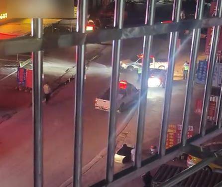 皇冠皇冠信用网平台
_玉林街头两警车深夜围堵轿车皇冠皇冠信用网平台
,警方:正常执法查酒驾