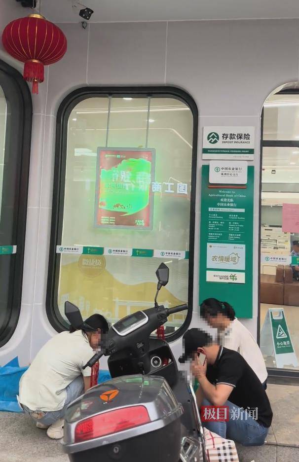 如何申请皇冠信用盘
_家属称重病妇女被要求“本人到银行”才能取款如何申请皇冠信用盘
,办理业务过程中人突然去世,株洲多方回应