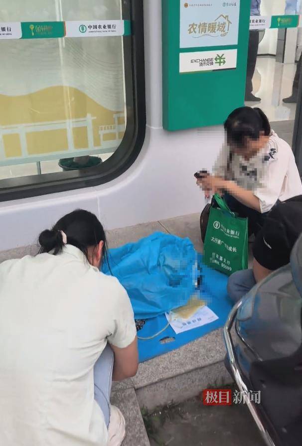 如何申请皇冠信用盘
_家属称重病妇女被要求“本人到银行”才能取款如何申请皇冠信用盘
,办理业务过程中人突然去世,株洲多方回应