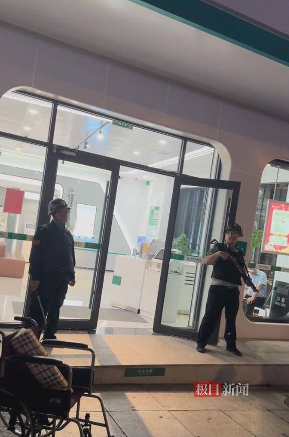 如何申请皇冠信用盘
_家属称重病妇女被要求“本人到银行”才能取款如何申请皇冠信用盘
,办理业务过程中人突然去世,株洲多方回应