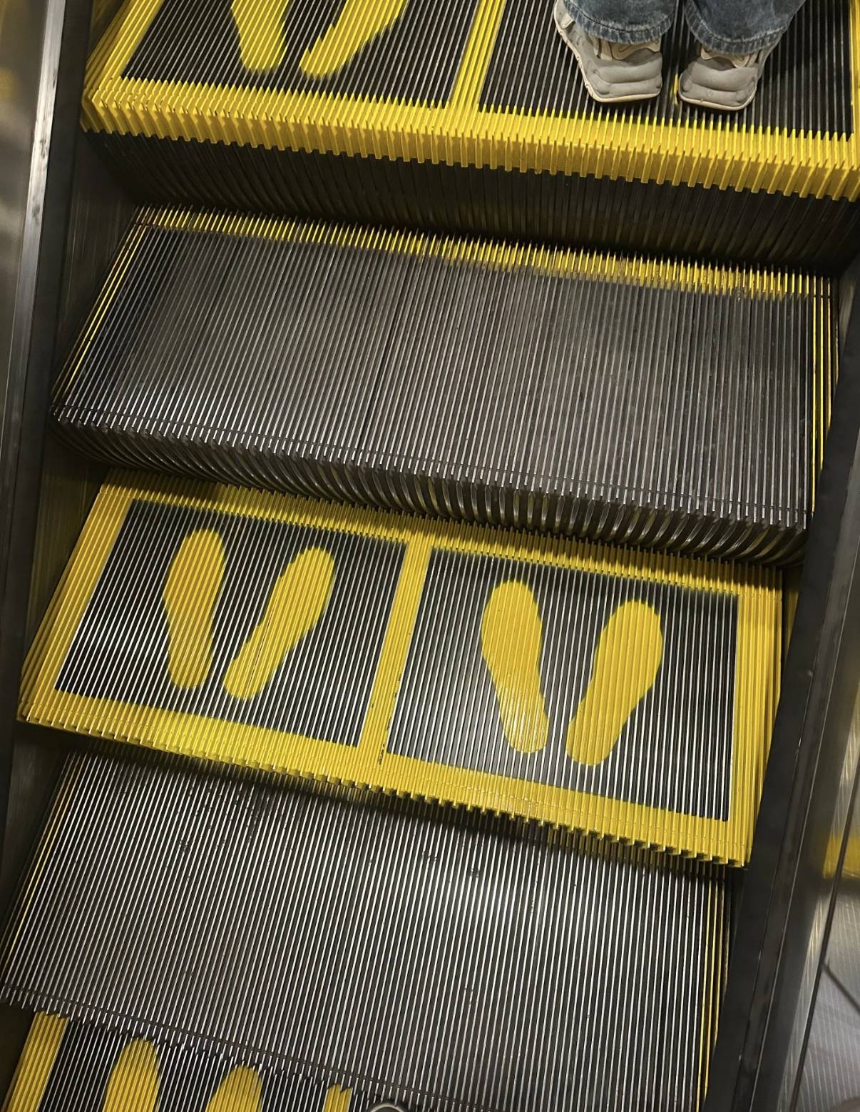 皇冠信用盘
_不必“左行右立”皇冠信用盘
!北京地铁扶梯上多了两只黄色脚印