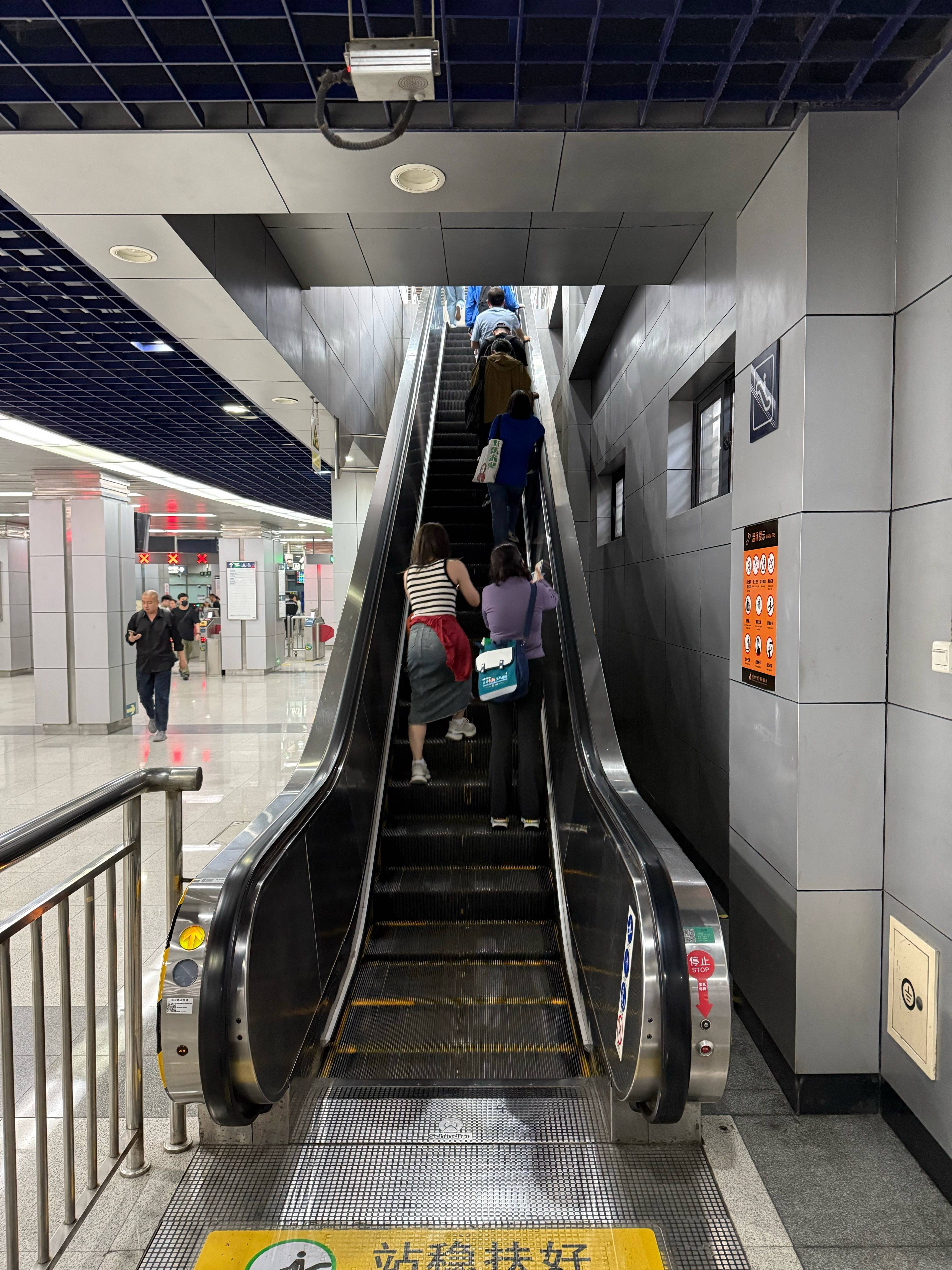 皇冠信用盘
_不必“左行右立”皇冠信用盘
!北京地铁扶梯上多了两只黄色脚印