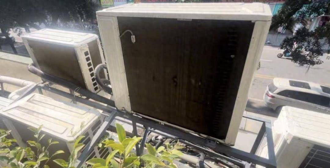 LNB赛程
_广东一女子家里太热LNB赛程
,发现阳台外被挂了12台空调外机