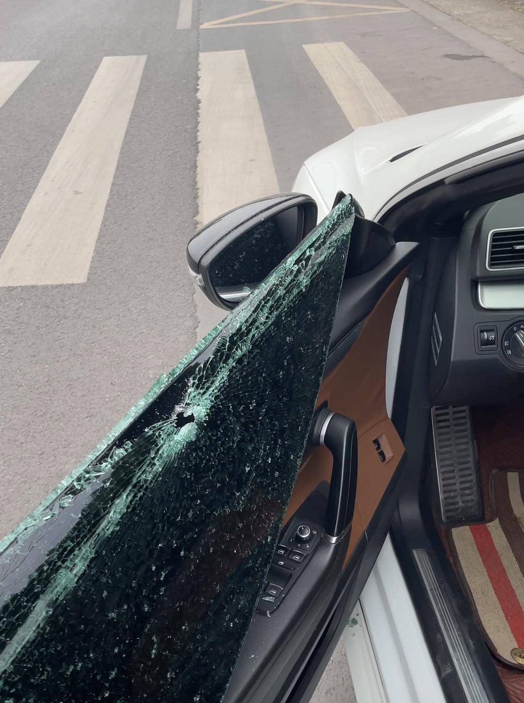 皇冠信用網会员开户
_四川自贡多地发生疑似“弹弓钢珠打车玻璃”事件 监控拍到一男子骑电动车流动“打靶”