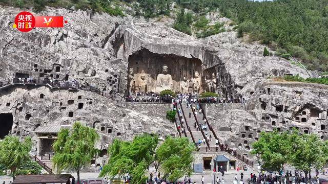 皇冠足球平台代理
_习近平河南行丨千龛邻峭壁 瑰宝绽芳华——走进龙门石窟