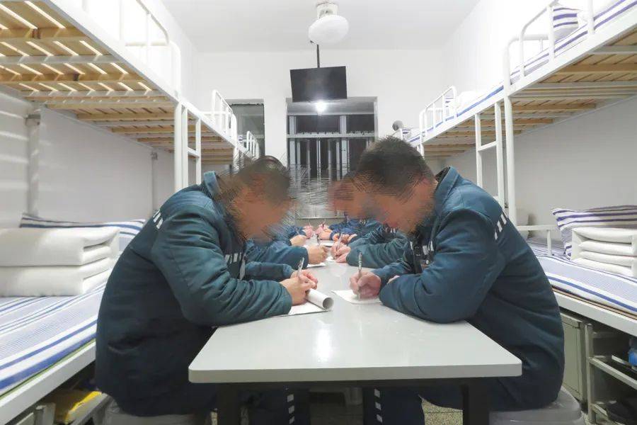 皇冠信用网会员开户
_男子在上海监狱服刑11年皇冠信用网会员开户
,出狱前才得知两位家人已病逝...极大生活困境,他深深担忧→