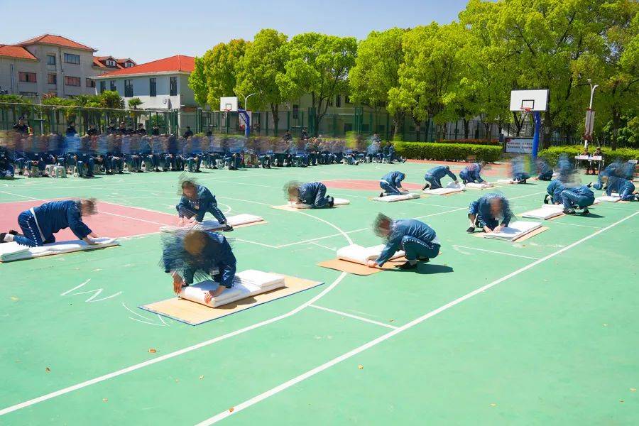 皇冠信用网会员开户
_男子在上海监狱服刑11年皇冠信用网会员开户
,出狱前才得知两位家人已病逝...极大生活困境,他深深担忧→