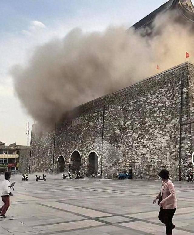 如何代理皇冠信用网
_专家分析鼓楼瓦片脱落原因 屋面坡度或过陡