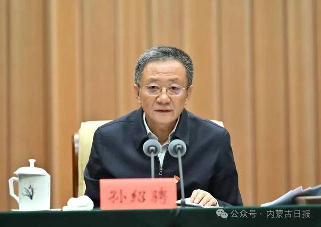 皇冠球盘app
_内蒙古自治区党委书记:杜绝违规吃喝皇冠球盘app
,决不在“吃人嘴短”中迷失自我、失去底线