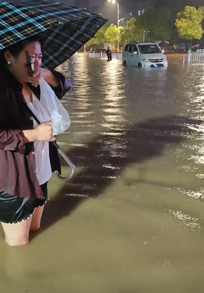 皇冠信用盘登3代理
_女子回应意外落入下水道皇冠信用盘登3代理
,被救后守在附近提醒路人:我险些遇难,不能让别人再遇危险