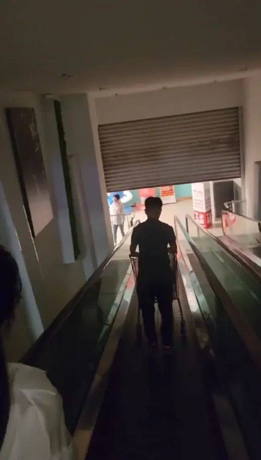 怎么开皇冠信用平台
_江苏苏州一大润发店员着急下班怎么开皇冠信用平台
,强制关闭载客中电梯!经理致歉:已警告处罚