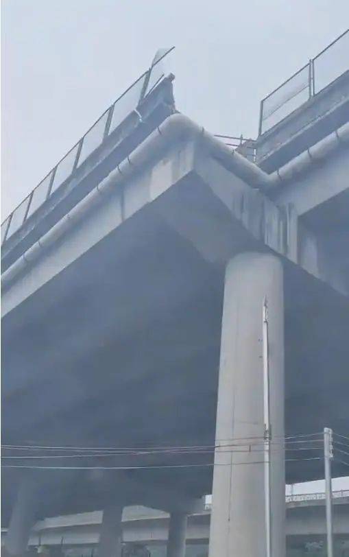 皇冠信用網代理注册
_东莞一高架桥4车道变3车道致车辆坠落皇冠信用網代理注册
?当地:是特大事故