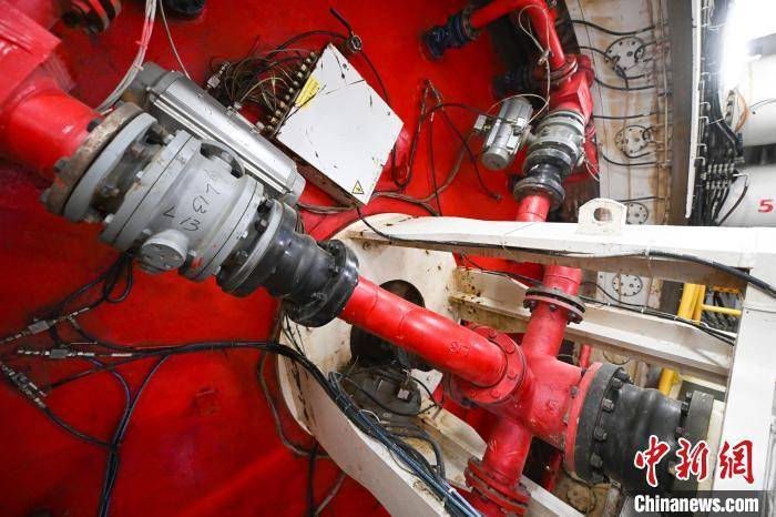 皇冠信用网出租
_浙江宁波:世界最长海底高铁隧道进入海域段盾构施工