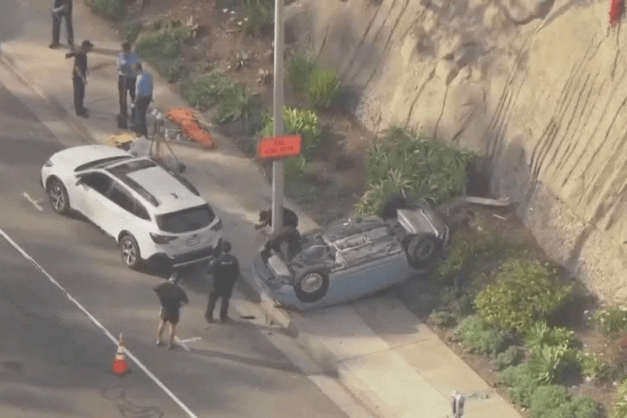 怎么弄皇冠信用盘
_美国男子指导女儿开车怎么弄皇冠信用盘
,女儿误踩油门致翻车,男子当场身亡