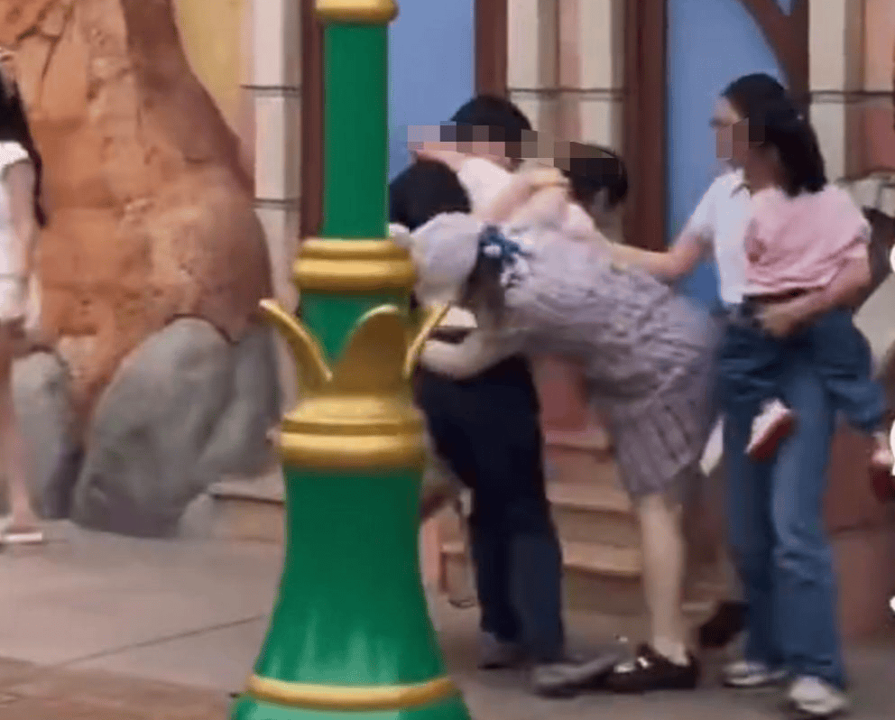 皇冠足球平台代理申请
_上海警方通报迪士尼打架事件:闫某某与女友在拍照时皇冠足球平台代理申请
,因刘某某夫妻的女儿进入拍摄画面,引发冲突