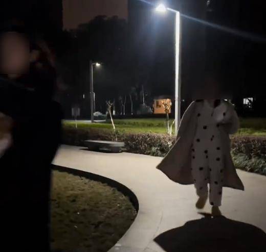 皇冠信用盘怎么开账号
_重庆一女子打伤男子被立案皇冠信用盘怎么开账号
,男子:我问她遛狗为何不牵绳,她打我耳光