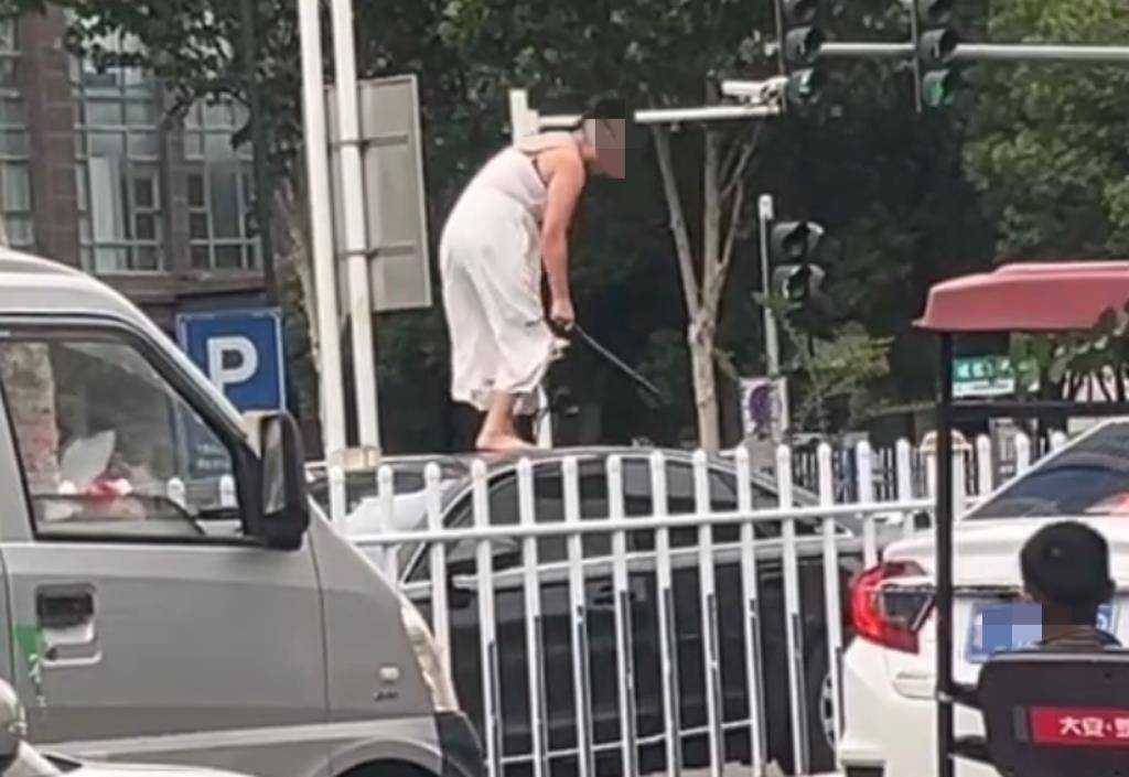 皇冠信用网在哪里开通
_女子持械当街打砸多辆轿车皇冠信用网在哪里开通
,被顶在挡风玻璃上前行,当地:女子当场被控制,警方介入调查