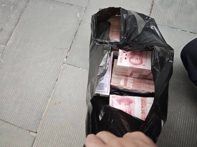 皇冠登1登2登3申请
_数不过来皇冠登1登2登3申请
,取出的现金摆满柜台!杭州接连发生两起,警方紧急提醒