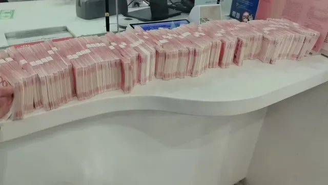 皇冠登1登2登3申请
_数不过来皇冠登1登2登3申请
,取出的现金摆满柜台!杭州接连发生两起,警方紧急提醒